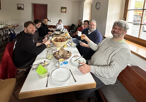 Gesellige Runde beim Abendessen